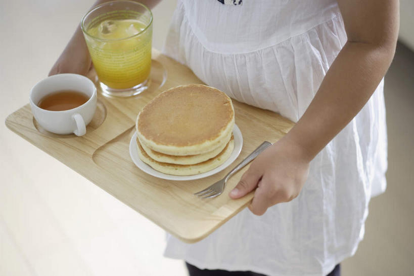 果汁,东方人,儿童,一个人,站,捧,横图,俯视,室内,白天,纯洁,窗户,地板,沙发,杯子,餐具,亚洲,仅一个女性,仅一个人,阴影,服装,反射,叉子,瓷器,碟子,盘,影子,铜锣烧,黄金饼,咖啡杯,陶瓷制品,地面,一杯,餐盘,注视,休闲装,黄种人,木地板,玻璃窗,玻璃制品,饮料,三个,小孩,衣服,盘子,水杯,碟,观察,看,站着,仅一个小孩,休闲,休闲服,可爱,童年,童趣,一盘,服饰,观看,察看,关注,瓷杯,布艺沙发,童真,烂漫,无邪,餐叉,天真,女孩,女人,女性,亚洲人,孩子,玻璃杯,进餐用具,端,端着,捧着,手捧,站立,半身,彩图,高角度拍摄,女生