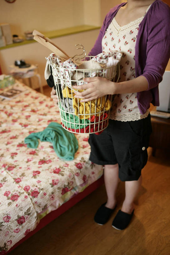 东方人,一个人,站,捧,竖图,俯视,室内,白天,床,地板,靠垫,卧室,金属制品,亚洲,仅一个年轻女性,仅一个女性,仅一个人,服装,朦胧,模糊,金属,木制,双人床,床单,靠枕,地面,休闲装,黄种人,被子,框,木地板,衣服,夹子,木制品,抱枕,枕头,站着,休闲,休闲服,服饰,被单,衣夹,脏衣篮,脏衣篓,年轻女性,女人,女性,亚洲人,端,端着,捧着,手捧,站立,半身,彩图,高角度拍摄,睡房,卧房