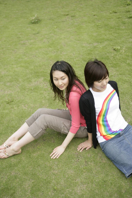 东方人,两个人,伙伴,朋友,坐,笑,微笑,竖图,俯视,室外,白天,友谊,安全,草地,草坪,植物,亚洲,阴影,服装,光线,影子,扭头,依靠,注视,休闲装,黄种人,草,衣服,绿色,阳光,扶,观察,看,靠,靠着,倚靠,转头,背靠背,休闲,休闲服,背对背,服饰,观看,察看,扶着,倚着,关注,信任,友情,年轻女性,女人,女性,亚洲人,坐着,半身,彩图,高角度拍摄