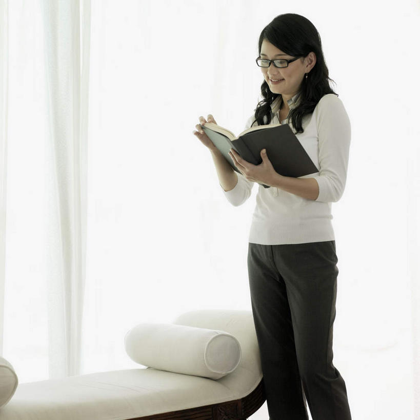 东方人,一个人,家,客厅,站,方图,室内,白天,正面,看书,阅读,职员,别墅,窗户,家具,沙发,装修,建筑,书籍,欧式,亚洲,仅一个年轻女性,仅一个女性,仅一个人,学习,阴影,装饰,光线,眼镜,影子,房屋,屋子,公寓,豪华,注视,黄种人,建设,现代,装潢,洋房,楼房,玻璃窗,住宅,黑色,书本,室内装潢,低头,观察,看,站着,读书,浏览,观看,样板房,明亮,察看,起居室,舒适,家居装潢,关注,房屋设计,地中海风格,古典风格,简约风格,近视眼镜,室内设计,宽敞,样板房装潢,年轻女性,女人,女性,亚洲人,长发,白领,商人,上班族,设计,书,图书,站立,半身,彩图,房子,白领阶层,办公室职员,皮沙发