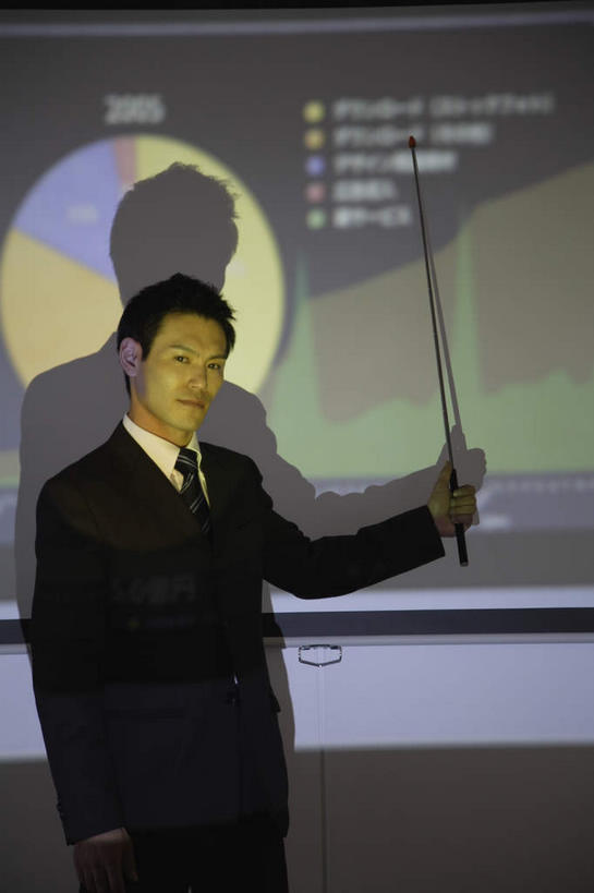 东方人,一个人,商务人士,商务男性,办公室,站,竖图,室内,白天,正面,衬衫,显示器,数据,亚洲,仅一个男性,仅一个人,一根,握,指,套装,会议,棒子,屏幕,投影仪,黄种人,显示屏,仅一个年轻男性,记录,站着,握着,生长,成长,指着,商务装,集会,工薪阶层,输出设备,发展,记载,记实,纪录,开展,男人,男性,年轻男性,亚洲人,白领,上班族,站立,半身,彩图,衬衣,饼图