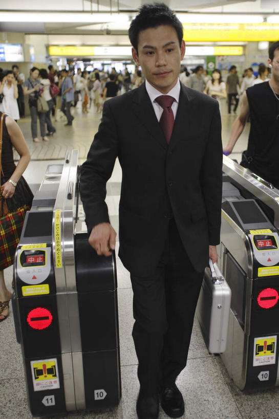 东方人,一个人,商务人士,商务男性,站,笑,微笑,竖图,俯视,室内,白天,衬衫,车站,亚洲,仅一个男性,仅一个人,套装,检查,包,公文包,闸机,站台,交通,拎,黄种人,自动检票机,月台,仅一个年轻男性,一个,黑色,扶,站着,单个,公事包,检测,扶着,商务装,工薪阶层,检票,检票机,检票设备,搜检,查察,查抄,检察,审查,男人,男性,年轻男性,亚洲人,白领,上班族,站立,彩图,高角度拍摄,全身,衬衣,短发,拎着