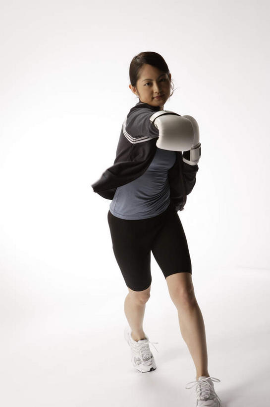 东方人,一个人,拳击手,站,举,竖图,室内,白天,白色背景,正面,锻炼,安全,比赛,运动,拳击,亚洲,仅一个年轻女性,仅一个女性,仅一个人,服装,防护,拳击手套,注视,休闲装,黄种人,运动器械,衣服,手套,观察,看,托,站着,休闲,休闲服,健身器械,摄影,服饰,影棚,观看,保护,察看,关注,出拳,保险,健身器材,保全,周全,安稳,安定,防护手套,平安,体育,年轻女性,女人,女性,亚洲人,拳击家,拳击运动员,举起,举手,举着,向上举,向上伸,向上托,站立,彩图,全身,影棚拍摄,健身,拍摄,运动器材