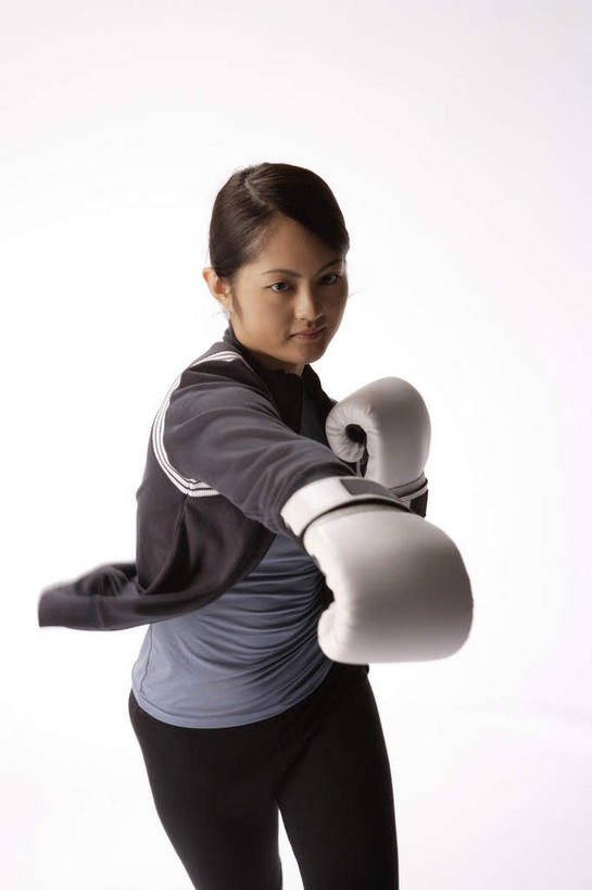 东方人,一个人,拳击手,站,举,竖图,室内,白天,白色背景,正面,锻炼,安全,比赛,运动,拳击,亚洲,仅一个年轻女性,仅一个女性,仅一个人,服装,防护,拳击手套,注视,休闲装,黄种人,运动器械,衣服,手套,观察,看,托,站着,休闲,休闲服,健身器械,摄影,服饰,影棚,观看,保护,察看,关注,出拳,保险,健身器材,保全,周全,安稳,安定,防护手套,平安,体育,年轻女性,女人,女性,亚洲人,拳击家,拳击运动员,举起,举手,举着,向上举,向上伸,向上托,站立,半身,彩图,影棚拍摄,健身,拍摄,运动器材