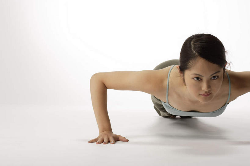 东方人,一个人,笑,俯卧撑,微笑,横图,室内,白天,白色背景,正面,亚洲,仅一个年轻女性,仅一个女性,仅一个人,撑,服装,背心,注视,休闲装,黄种人,衣服,灰色,观察,看,休闲,休闲服,摄影,服饰,影棚,观看,察看,撑着,关注,年轻女性,女人,女性,亚洲人,半身,彩图,影棚拍摄,拍摄