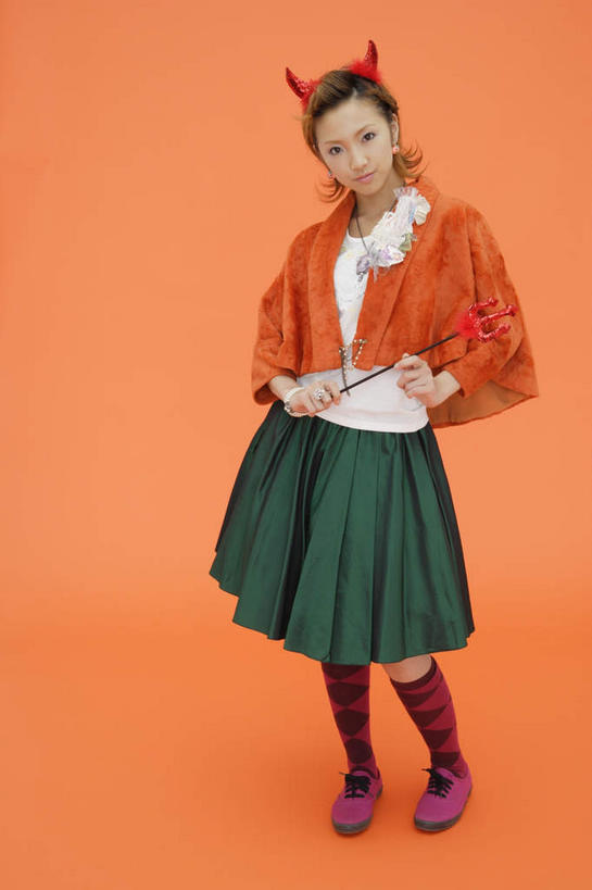 东方人,一个人,站,笑,微笑,竖图,室内,白天,正面,项链,亚洲,仅一个年轻女性,仅一个女性,仅一个人,橙色背景,服装,节日,庆祝,墙,棕色,注视,黄种人,文化,墙壁,墙面,装饰品,衣服,黑色,饰品,首饰,观察,看,站着,庆典,万圣节,摄影,服饰,影棚,观看,纪念,察看,衣着,穿着,关注,魔法棒,衣饰,妆扮,年轻女性,女人,女性,亚洲人,长发,站立,彩图,全身,影棚拍摄,打扮,装扮,拍摄,短发