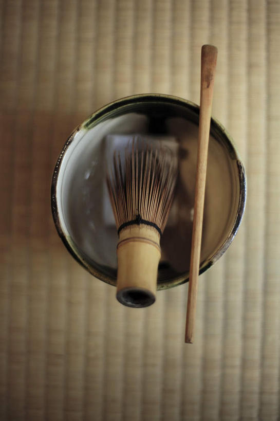 无人,竖图,俯视,室内,特写,白天,地毯,静物,杯子,日本文化,装饰,编织,瓷器,手工艺品,咖啡杯,陶瓷制品,织物,文化,工艺品,华丽,修饰,草席,茶筅,点缀,瓷杯,衬托,美观,雅致,雅观,彩图,高角度拍摄,传统文化