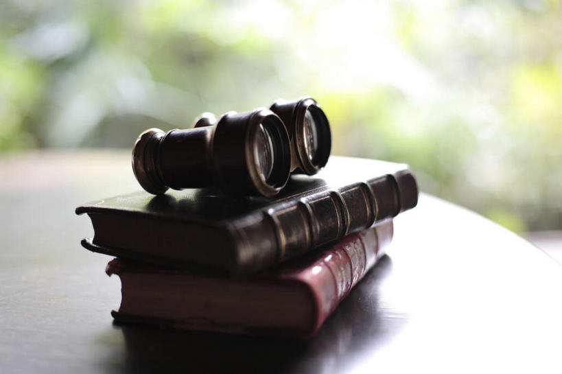 无人,横图,俯视,室外,特写,白天,仪器,科技,桌子,静物,书籍,一堆,眺望,阴影,堆叠,堆积,检查,研究,反射,分析,光线,科学,望远镜,影子,书桌,一个,阳光,课桌,观察,清晰,探索,放大,单个,观看,两本,堆,仔细,科研,科学技术,瞭望,聚焦,关注,远视镜,瞭望镜,光学,清楚,双筒镜,双筒望远镜,书,图书,彩图,高角度拍摄,光学仪器,千里镜