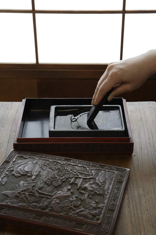 东方人,手,一个人,站,竖图,俯视,室内,特写,白天,桌子,亚洲,仅一个男性,仅一个人,握,阴影,光线,砚台,影子,拿,拿着,黄种人,书桌,仅一个年轻男性,磨,课桌,站着,手部,握着,墨,单手,文房四宝,男人,男性,年轻男性,亚洲人,站立,半身,彩图,高角度拍摄