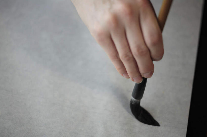 东方人,手,一个人,横图,室内,特写,白天,侧面,桌子,亚洲,仅一个男性,仅一个人,握,笔,毛笔,办公用品,拿,拿着,黄种人,书桌,文具,仅一个年轻男性,课桌,学习用品,手部,握着,单手,文具用品,一支,书写,文房四宝,誊写,男人,男性,年轻男性,亚洲人,半身,彩图