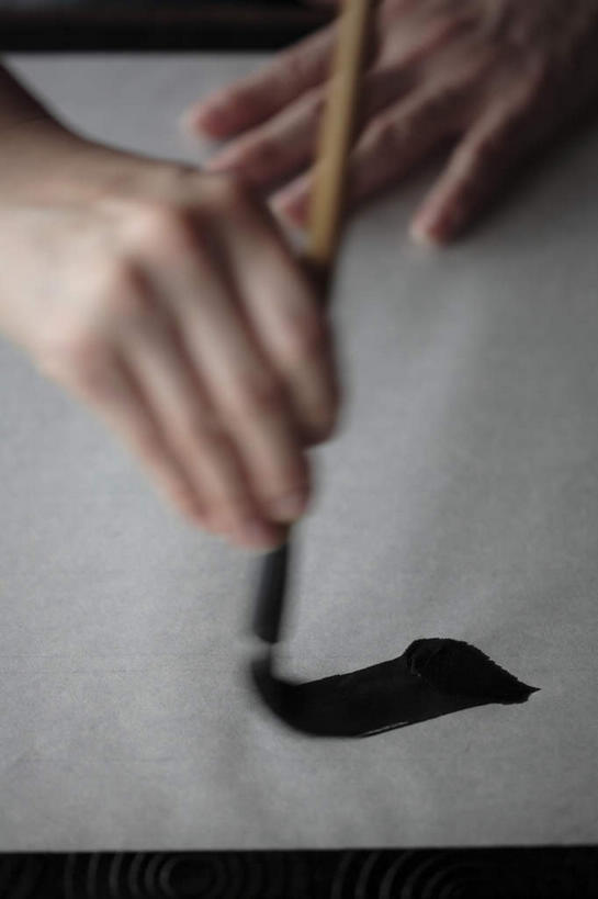 东方人,手,一个人,竖图,室内,特写,白天,侧面,桌子,亚洲,仅一个男性,仅一个人,握,笔,毛笔,办公用品,拿,拿着,黄种人,书桌,文具,仅一个年轻男性,课桌,学习用品,手部,握着,单手,文具用品,一支,书写,文房四宝,誊写,男人,男性,年轻男性,亚洲人,半身,彩图