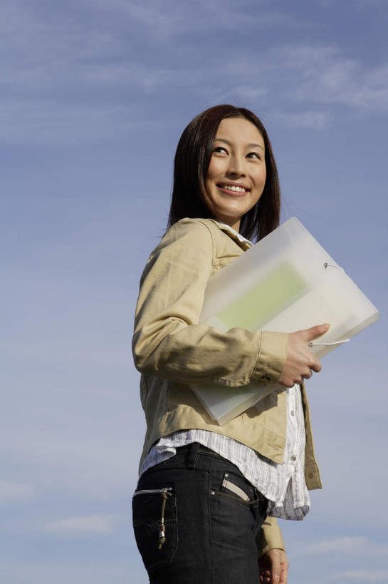 东方人,一个人,站,笑,微笑,露齿笑,竖图,室外,白天,仰视,亚洲,仅一个年轻女性,仅一个女性,仅一个人,握,阴影,服装,光线,材料,档案,文件,影子,云,云朵,夹,拿,云彩,拿着,扭头,注视,休闲装,黄种人,衣服,蓝色,白云,蓝天,天空,阳光,资料,天,观察,看,站着,转头,休闲,休闲服,握着,服饰,晴朗,观看,档案袋,察看,夹着,关注,文档,年轻女性,女人,女性,亚洲人,晴空,站立,半身,彩图,低角度拍摄