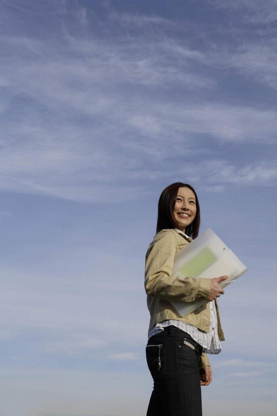 东方人,一个人,站,笑,微笑,露齿笑,竖图,室外,白天,仰视,亚洲,仅一个年轻女性,仅一个女性,仅一个人,握,阴影,服装,光线,材料,档案,文件,影子,云,云朵,夹,拿,云彩,拿着,扭头,注视,休闲装,黄种人,衣服,蓝色,白云,蓝天,天空,阳光,资料,天,观察,看,站着,转头,休闲,休闲服,握着,服饰,晴朗,观看,档案袋,察看,夹着,关注,文档,年轻女性,女人,女性,亚洲人,晴空,站立,半身,彩图,低角度拍摄