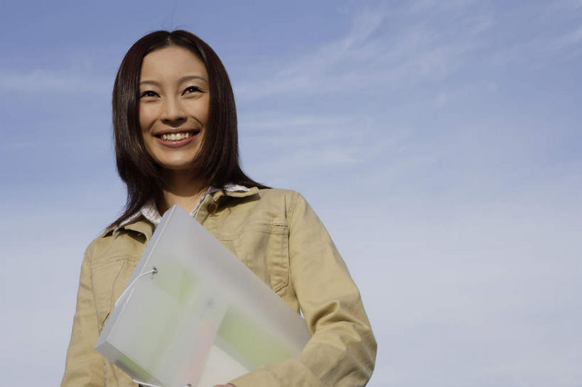 东方人,一个人,站,笑,微笑,露齿笑,横图,室外,白天,仰视,亚洲,仅一个年轻女性,仅一个女性,仅一个人,握,阴影,服装,光线,材料,档案,文件,影子,云,云朵,夹,拿,云彩,拿着,注视,休闲装,黄种人,衣服,蓝色,白云,蓝天,天空,阳光,资料,天,观察,看,站着,休闲,休闲服,握着,服饰,晴朗,观看,档案袋,察看,夹着,关注,文档,年轻女性,女人,女性,亚洲人,晴空,站立,半身,彩图,低角度拍摄