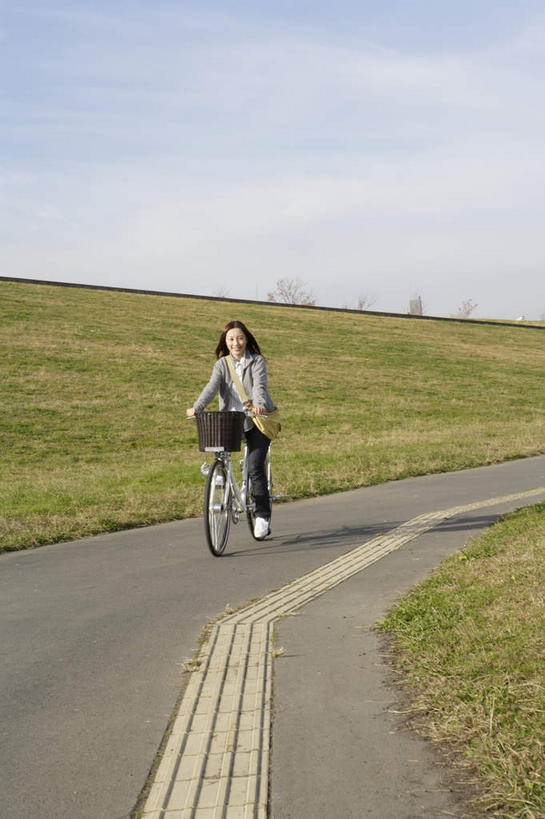 东方人,背,一个人,坐,笑,微笑,露齿笑,竖图,室外,白天,正面,草地,草坪,植物,道路,路,公路,自行车,亚洲,仅一个年轻女性,仅一个女性,仅一个人,阴影,服装,光线,包,书包,影子,云,云朵,分界线,停车线,交通,云彩,扭头,注视,休闲装,黄种人,车,脚踏车,草,树,树木,骑,衣服,蓝色,绿色,白云,蓝天,天空,阳光,自然,背包,交通工具,天,背着,扶,观察,看,转头,骑车,休闲,休闲服,服饰,生长,晴朗,成长,观看,车行道,车行道分界线,单肩包,察看,扶着,关注,载具,标线,车行线,背负,年轻女性,女人,女性,亚洲人,晴空,马路,坐着,彩图,全身