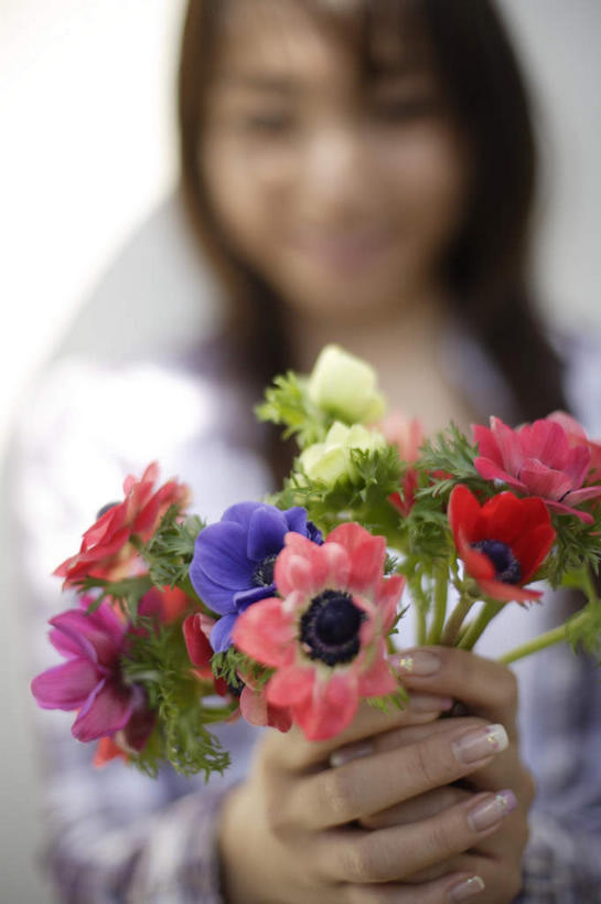 东方人,一个人,站,竖图,室内,白天,正面,亚洲,仅一个年轻女性,仅一个女性,仅一个人,握,阴影,服装,朦胧,模糊,盛开,光线,影子,拿,花蕾,拿着,休闲装,黄种人,花,花瓣,花朵,鲜花,衣服,花苞,花蕊,站着,休闲,休闲服,菊花,握着,服饰,金光菊,黑心菊,臭菊,黑眼菊,年轻女性,女人,女性,亚洲人,站立,半身,彩图