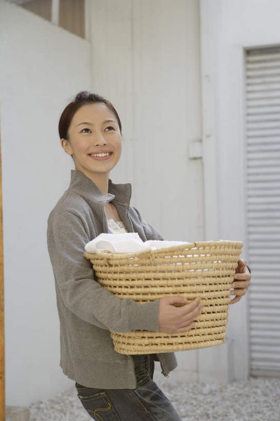 东方人,一个人,家庭主妇,站,抱,笑,微笑,露齿笑,竖图,室内,白天,侧面,亚洲,仅一个年轻女性,仅一个女性,仅一个人,箩筐,扭头,注视,黄种人,一个,容器,观察,看,站着,转头,藤编,单个,抱着,观看,储藏,察看,搂着,储存,关注,洗衣篮,年轻女性,女人,女性,亚洲人,主妇,怀抱,搂,搂抱,相抱,拥抱,站立,半身,彩图,贮存