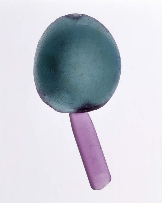 无人,竖图,俯视,室内,特写,白天,白色背景,石头,静物,装饰,棒棒糖,石子,食品,糖,糖果,甜点,甜品,粉红色,粉红,食物,粉色,绿色,甜食,摄影,影棚,华丽,修饰,点缀,一粒,衬托,美观,雅致,雅观,石块,岩石,彩图,高角度拍摄,影棚拍摄,拍摄