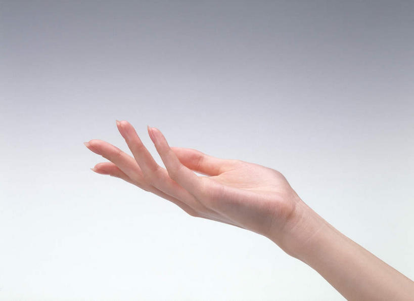 东方人,手,指甲,一个人,横图,室内,特写,白天,侧面,亚洲,仅一个年轻女性,仅一个女性,仅一个人,灰色背景,服装,摊开,休闲装,黄种人,一只,衣服,休闲,手部,手指,休闲服,摄影,服饰,影棚,纤细,放开,年轻女性,女人,女性,亚洲人,手指甲,半身,彩图,影棚拍摄,拍摄