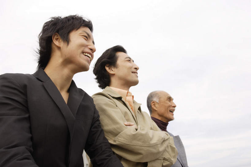 东方人,老年人,三个人,父亲,儿子,祖父,三代同堂,坐,笑,双手交叉,微笑,露齿笑,横图,室外,白天,仰视,亚洲,服装,注视,休闲装,黄种人,祖孙三代,衣服,观察,看,休闲,温暖,温馨,父子,休闲服,父爱,服饰,爷爷,观看,祖孙,和睦,察看,双手抱胸,关注,外公,外祖父,外孙,外孙子,老年男性,男人,男性,年轻男性,中年男性,亚洲人,年轻人,全家福,孙子,抬头,仰头,坐着,半身,彩图,低角度拍摄,融洽,爸爸,多代同堂