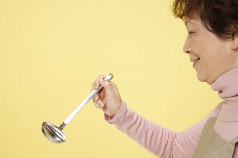 东方人,一个人,站,笑,微笑,露齿笑,横图,室内,白天,侧面,餐具,亚洲,仅一个女性,仅一个人,黄色背景,注视,黄种人,黑色,汤勺,观察,看,站着,摄影,仅一个老年女性,影棚,观看,察看,关注,老年女性,女人,女性,亚洲人,进餐用具,烹调用具,站立,半身,彩图,影棚拍摄,拍摄,短发