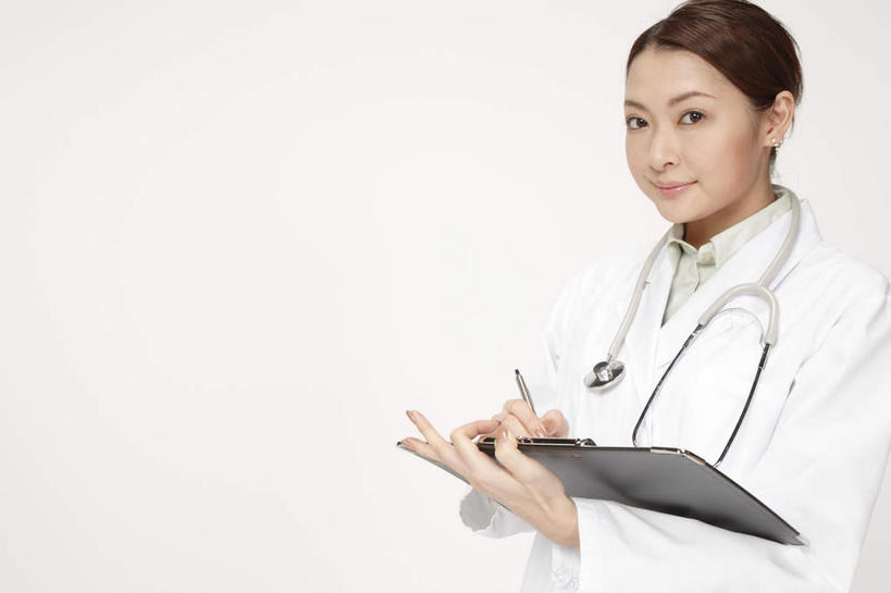 东方人,一个人,医生,站,笑,微笑,露齿笑,横图,室内,白天,侧面,工作服,制服,亚洲,仅一个年轻女性,仅一个女性,仅一个人,握,灰色背景,笔,材料,档案,文件,办公用品,圆珠笔,拿,拿着,注视,黄种人,文具,听诊器,学习用品,资料,观察,看,站着,医护人员,医疗人员,握着,摄影,影棚,观看,文具用品,察看,医疗设备,白大褂,关注,文档,医疗器械,医疗工具,工作制服,病历表,检测工具,年轻女性,女人,女性,亚洲人,大夫,站立,半身,彩图,影棚拍摄,工作套服,拍摄