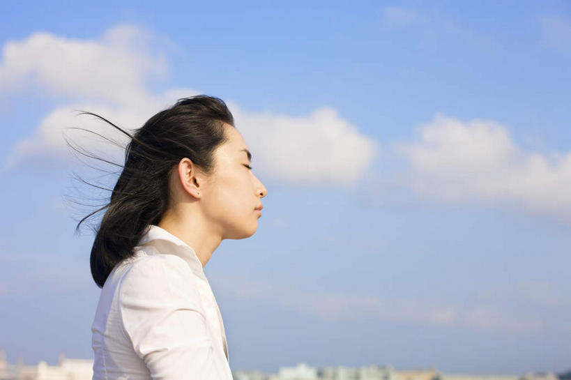 东方人,脸,头,脸颊,一个人,高楼大厦,站,闭眼,横图,室外,白天,侧面,衬衫,度假,美景,城市风光,标志建筑,城市,大厦,地标,建筑,摩天大楼,亚洲,仅一个年轻女性,仅一个女性,仅一个人,朦胧,模糊,景观,云,云朵,建筑群,云彩,黄种人,娱乐,建设,蓝色,白色,白云,蓝天,天空,天,站着,享受,休闲,景色,放松,微风,呼吸,吹拂,年轻女性,女人,女性,亚洲人,头部,脸部,脸蛋,面部,闭眼睛,闭着眼,闭着眼睛,站立,半身,彩图,衬衣,大楼,高层建筑,高楼,摩天楼