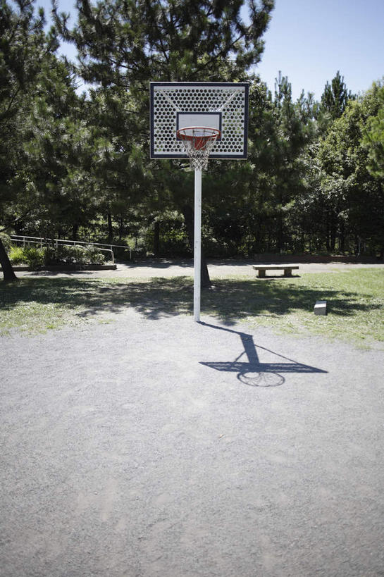 无人,栏杆,竖图,室外,白天,正面,篮球,植物,日本,亚洲,竖立,阴影,反射,光线,板凳,篮球架,影子,围栏,球网,篮球装备,地面,运动器械,护栏,树,树木,红色,蓝色,绿色,蓝天,天空,阳光,自然,天,健身器械,生长,成长,篮框,健身器材,篮球运动,东亚,日本国,彩图,运动器材