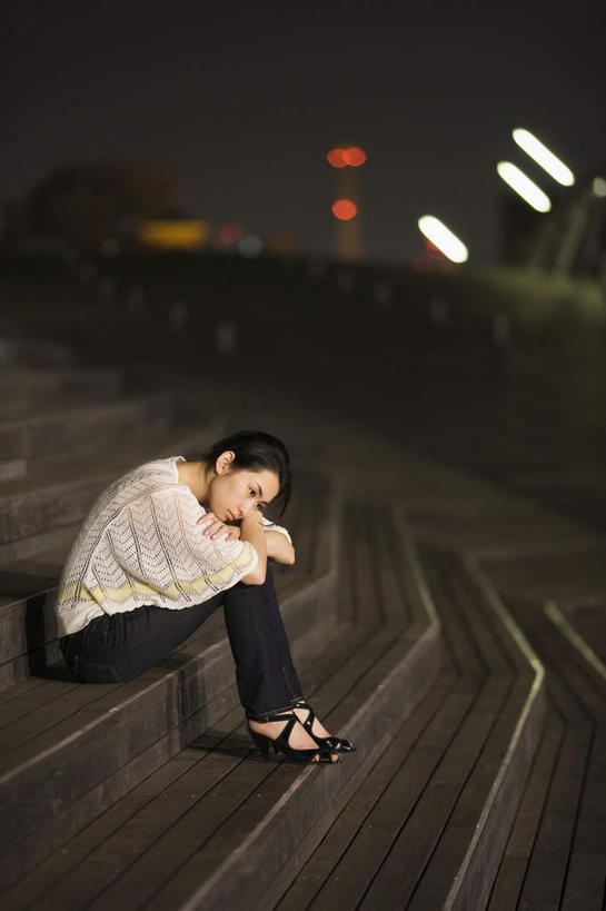 东方人,一个人,高楼大厦,坐,双手交叉,竖图,室外,夜晚,侧面,凉鞋,鞋,度假,草地,草坪,美景,植物,城市风光,标志建筑,城市,大厦,地标,建筑,路灯,摩天大楼,鞋子,照明,神奈川,日本,亚洲,仅一个年轻女性,仅一个女性,仅一个人,服装,裤子,阶梯,景观,建筑群,灯光,皮革,神奈川县,注视,牛仔裤,针织衫,黄种人,娱乐,建设,镂空,台阶,灯,草,黄色,红色,绿色,黑色,低头,观察,看,享受,休闲,橙色,景色,放松,观看,照亮,察看,双手抱胸,照明设备,关注,东亚,本州,关东地方,本州岛,日本国,年轻女性,女人,女性,亚洲人,坐着,彩图,全身,皮鞋,大楼,高层建筑,高楼,摩天楼