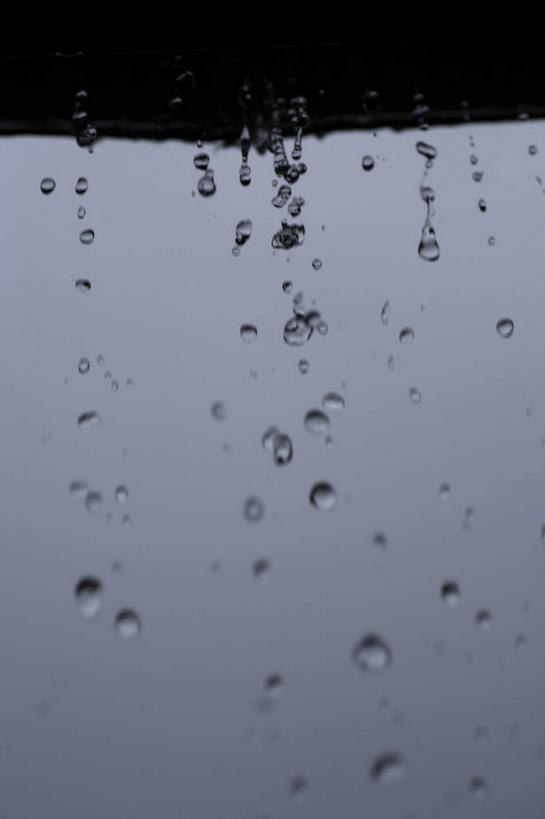 无人,家,竖图,室外,特写,白天,仰视,雨,大雨,房屋,屋顶,屋子,水滴,下雨,顶棚,楼房,住宅,黄昏,雨滴,细雨,连续,水点,持续,继续,接连,陆续,延续,一连,薄暮,淌下,滴下,小雨,彩图,低角度拍摄,傍晚,房子