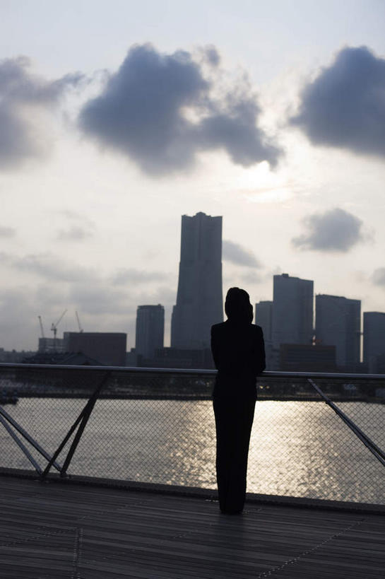 东方人,一个人,商务人士,商务女性,高楼大厦,栏杆,竖图,室外,白天,河流,日落,水,大厦,建筑,摩天大楼,神奈川,日本,亚洲,仅一个人,阴影,套装,光线,影子,栅栏,河水,篱笆,水流,晚霞,霞光,围栏,桥,铁丝网,神奈川县,注视,黄种人,护栏,背面,天空,阳光,黄昏,天,观察,看,成人,彩霞,观看,察看,水岸,关注,商务装,工薪阶层,东亚,本州,关东地方,本州岛,日本国,女人,女性,亚洲人,白领,上班族,夕阳,彩图,全身,傍晚,大楼,高层建筑,高楼,摩天楼