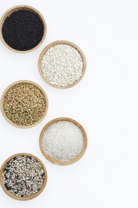 无人,竖图,俯视,室内,特写,白天,白色背景,静物,餐具,五个,一堆,一排,许多,堆叠,堆积,整齐,木制,碟子,盘,谷类,谷物,米,大米,中药,排列,盘子,木制品,碟,摄影,影棚,堆,队列,薏米,薏仁,黑米,苡米,苡仁,薏苡仁,米仁,彩图,高角度拍摄,影棚拍摄,拍摄