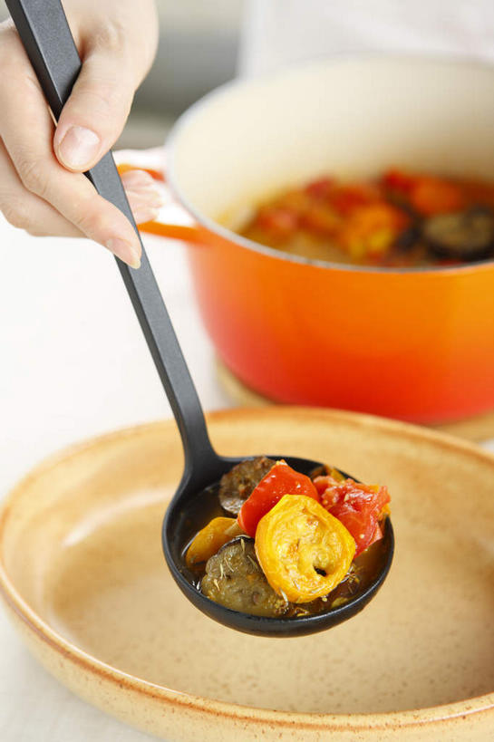 东方人,手,一个人,竖图,室内,特写,白天,正面,柠檬,萝卜,胡萝卜,蔬菜,西红柿,金属制品,亚洲,仅一个年轻女性,仅一个女性,仅一个人,握,朦胧,模糊,新鲜,金属,勺子,食品,拿,拿着,黄种人,食物,调羹,汤匙,手部,握着,有机食品,绿色食品,单手,年轻女性,女人,女性,亚洲人,红萝卜,甘荀,番茄,半身,彩图,舀