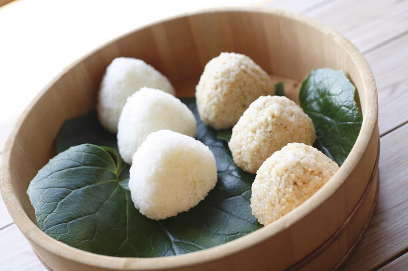 饭团,无人,横图,俯视,室内,特写,白天,餐具,叶子,日本文化,木制,白米,谷类,谷物,熟食,美味,食品,绿叶,米,大米,食物,木制品,碗,简单,膳食,方便,叶,叶片,进餐用具,烹调用具,彩图,高角度拍摄