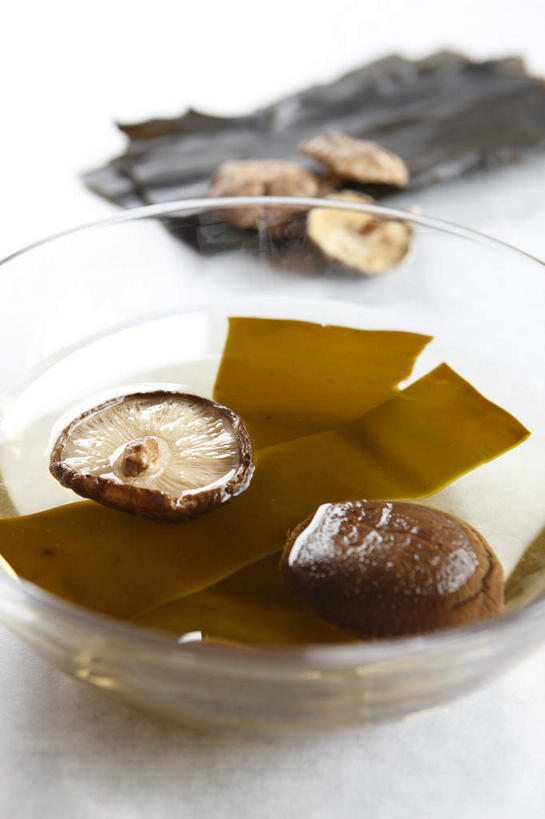 无人,竖图,俯视,室内,特写,白天,白色背景,蔬菜,餐具,准备,新鲜,干燥,菌菇,蘑菇,香菇,海带,食品,菌类,食用菌,摄影,有机食品,绿色食品,影棚,海草,藻类,预备,横截面,健康食物,江白菜,筹办,筹备,进餐用具,烹调用具,彩图,高角度拍摄,影棚拍摄,拍摄