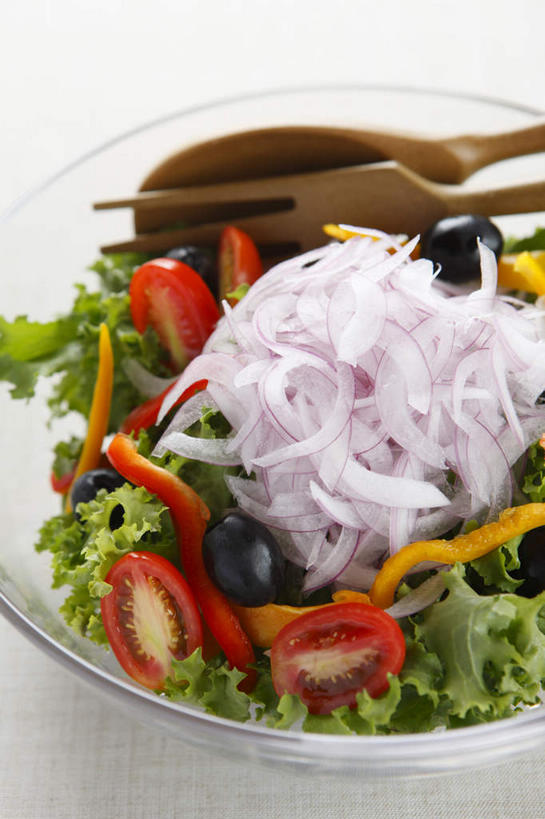 无人,竖图,俯视,室内,特写,白天,白色背景,餐桌,桌子,萝卜,白萝卜,辣椒,蔬菜,西红柿,餐具,一堆,阴影,堆叠,堆积,朦胧,模糊,新鲜,光线,叉子,碟子,盘,影子,勺子,食品,菜叶,白菜,萝卜丝,食物,盘子,调羹,碟,汤匙,摄影,有机食品,绿色食品,影棚,餐台,堆,餐叉,辣角,红海椒,大椒,辣虎,广椒,进餐用具,莱菔,辣子,红辣椒,海椒,番茄,番椒,彩图,高角度拍摄,影棚拍摄,拍摄