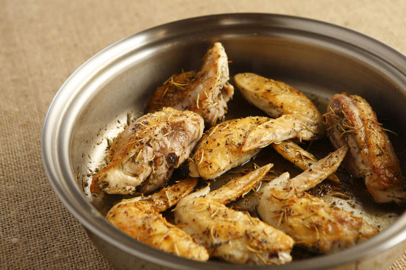 无人,横图,俯视,室内,特写,白天,金属制品,许多,朦胧,模糊,金属,调味,鸡肉,肉,食用油,香料,油炸,佐料,很多,鸡翅,肉类,碗,枯茗,孜然,肉食,安息茴香,作料,彩图,高角度拍摄