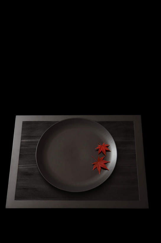 无人,竖图,俯视,室内,白天,餐具,叶子,两片,黑色背景,碟子,盘,枫叶,枯叶,落叶,黄色,红色,黑色,盘子,碟,摄影,影棚,枫树叶,恶心,叶,叶片,彩图,高角度拍摄,影棚拍摄,拍摄