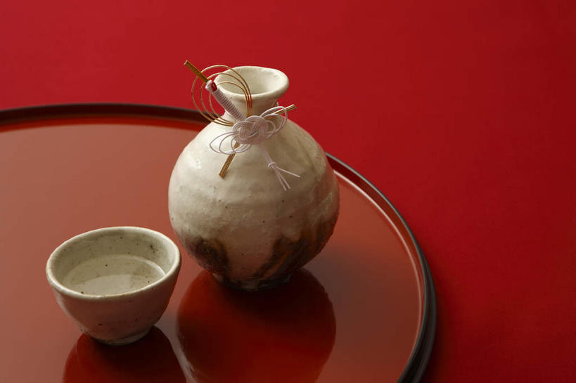 清酒,无人,横图,俯视,室内,特写,白天,杯子,红色背景,陶瓷,陶瓷制品,酒类,一杯,餐盘,酒,酒瓶,饮料,一个,红色,水杯,摄影,影棚,单个,茶杯,彩图,高角度拍摄,影棚拍摄,拍摄