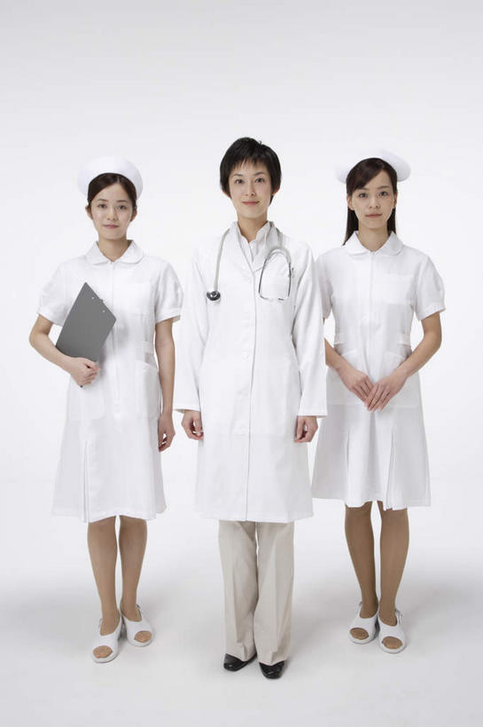 东方人,三个人,同事,医生,护士,站,捧,笑,微笑,露齿笑,竖图,室内,白天,白色背景,正面,成功,合作,团队,集体,信心,亚洲,一本,材料,档案,文件,黄种人,队伍,资料,手放前,站着,医护人员,医疗人员,摄影,影棚,领导,白衣天使,白大褂,成就,文档,合伙,领袖,病历表,年轻女性,女人,女性,亚洲人,大夫,端,端着,捧着,手捧,站立,彩图,全身,影棚拍摄,拍摄