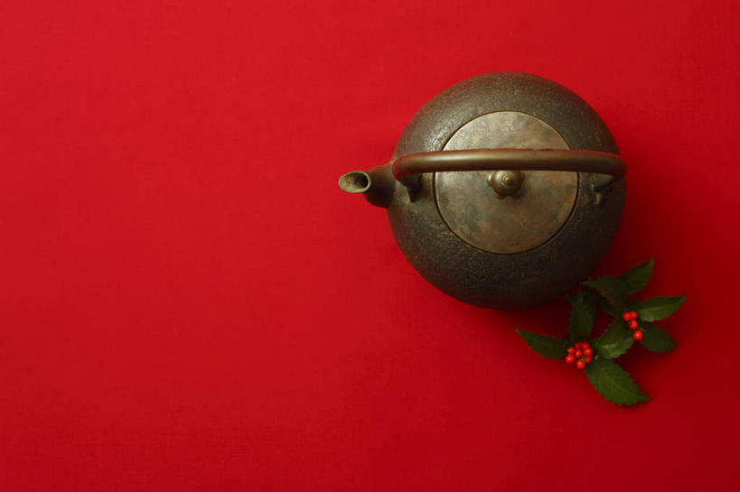 无人,横图,俯视,室内,特写,白天,植物,金属制品,许多,红色背景,金属,草药,药草,中药,水壶,一个,红色,摄影,影棚,单个,药材,中草药,接骨木,中药材,本草,草珊瑚,接骨金粟兰,九节茶,九节风,九节花,肿节风,竹节茶,彩图,高角度拍摄,影棚拍摄,拍摄