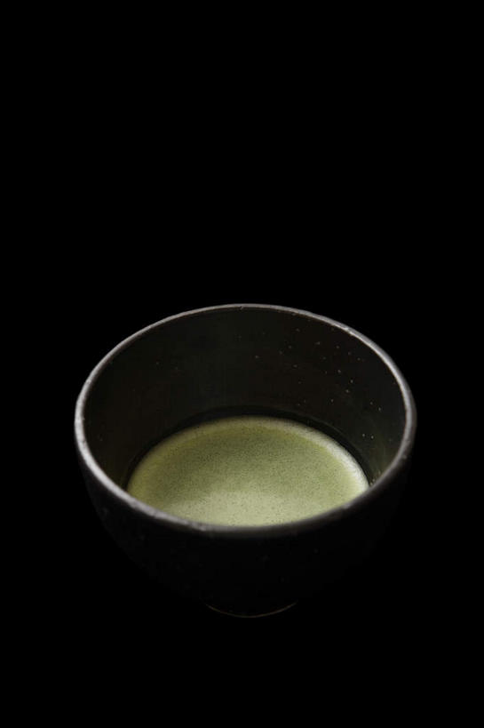 无人,竖图,俯视,室内,特写,白天,幸福,茶,杯子,黑色背景,朦胧,模糊,陶瓷,抹茶,茶叶,陶瓷制品,一杯,娱乐,一个,黑色,水杯,享受,休闲,温馨,放松,乐趣,摄影,影棚,单个,提神,舒适,醒脑,茶杯,彩图,高角度拍摄,影棚拍摄,拍摄