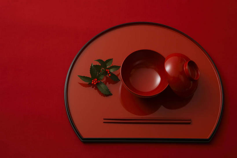 无人,横图,俯视,室内,特写,白天,筷子,静物,餐具,一双,红色背景,碟子,盘,文化,传统,红色,盘子,碟,碗,摄影,冬青,影棚,礼节,礼仪,枸骨冬青,构骨,猫儿刺,鸟不宿,进餐用具,烹调用具,彩图,高角度拍摄,影棚拍摄,拍摄