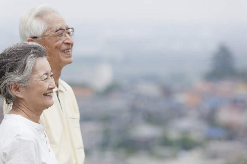 东方人,两个人,夫妻,站,笑,微笑,露齿笑,横图,室外,白天,侧面,爱情,亚洲,阴影,朦胧,模糊,光线,眼镜,影子,浪漫,扭头,注视,黄种人,蓝色,蓝天,天空,阳光,天,观察,看,站着,转头,恩爱,自拍,恋人,观看,察看,关注,近视眼镜,老年男性,老年女性,男人,男性,女人,女性,亚洲人,夫妇,情侣,站立,半身,彩图,伴侣