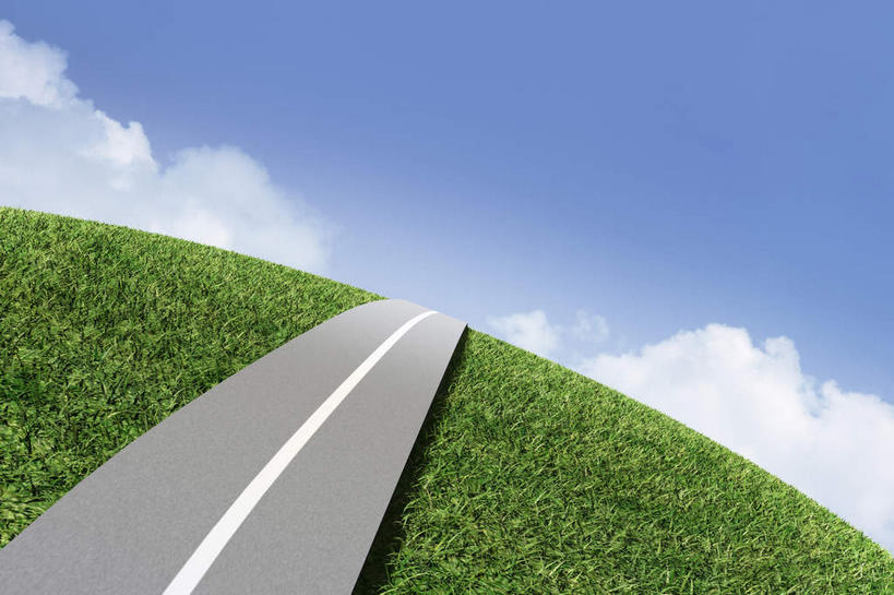 无人,横图,室外,白天,正面,仰视,草地,草坪,植物,道路,路,公路,一条,白线,线条,直线,云,云朵,分界线,停车线,交通,云彩,草,蓝色,绿色,白云,蓝天,天空,天,弧度,向上,斜坡,晴朗,车行道,车行道分界线,标线,车行线,晴空,马路,低角度拍摄