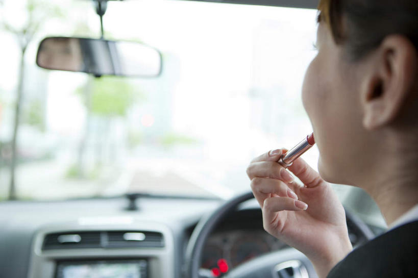 东方人,一个人,坐,横图,室内,特写,白天,侧面,化妆,镜子,汽车,亚洲,仅一个年轻女性,仅一个女性,仅一个人,握,朦胧,模糊,拿,拿着,涂抹,注视,黄种人,车,方向盘,化妆品,口红,交通工具,轿车,观察,看,车内,握着,观看,镜像,察看,镜面,关注,载具,扮装,年轻女性,女人,女性,亚洲人,坐着,半身,彩图,化装