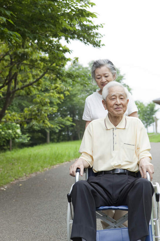 东方人,两个人,夫妻,站,坐,推,笑,微笑,露齿笑,竖图,室外,白天,正面,爱情,草地,草坪,植物,道路,叶子,亚洲,双手,阴影,光线,工具,影子,小路,绿叶,浪漫,小草,注视,黄种人,草,树,树干,树木,树枝,绿色,天空,阳光,自然,轮椅,天,低头,扶,复健,观察,看,站着,康复,器械,嫩叶,恩爱,搭,恋人,生长,晴朗,成长,观看,察看,医疗设备,枝叶,扶着,搭着,关注,医疗器械,医疗工具,万里无云,辅助设备,老年男性,老年女性,男人,男性,女人,女性,亚洲人,夫妇,情侣,叶,叶片,晴空,晴空万里,站立,坐着,半身,彩图,伴侣