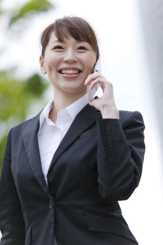 东方人,一个人,商务人士,商务女性,笑,说,打电话,微笑,露齿笑,竖图,室外,特写,白天,仰视,衬衫,讨论,电话,手机,叶子,亚洲,仅一个年轻女性,仅一个女性,仅一个人,套装,服装,正装,朦胧,模糊,绿树,绿叶,注视,黄种人,通讯设备,衣服,观察,看,聊天,嫩叶,观看,严肃,察看,关注,商务装,工薪阶层,正式,交流,年轻女性,女人,女性,亚洲人,白领,上班族,叶,叶片,沟通,讲话,交谈,商讨,说话,谈话,通话,半身,彩图,低角度拍摄,衬衣,西服