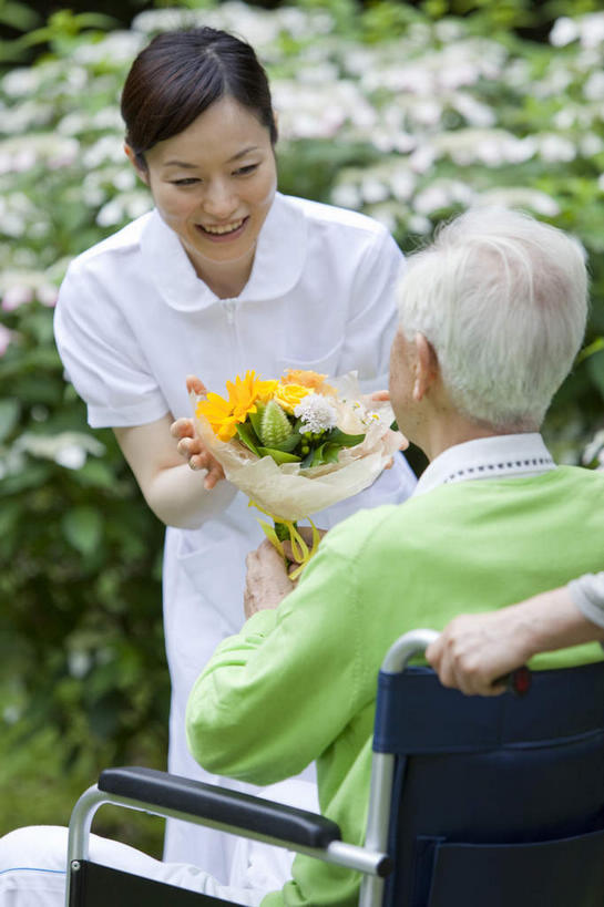 东方人,手,三个人,护士,站,坐,笑,微笑,露齿笑,竖图,室外,白天,侧面,叶子,亚洲,仅一个年轻女性,覆盖,服装,朦胧,模糊,工具,绿叶,郊外,注视,黄种人,花,鲜花,衣服,绿色,白色,轮椅,复健,看,站着,一束,康复,温暖,温馨,手部,护士服,器械,嫩叶,茂密,茂盛,赠送,单手,和睦,医疗设备,白衣天使,关注,医疗器械,医疗工具,遮盖,辅助设备,笼罩,郊野,笼盖,奉送,赠予,老年男性,老年女性,男人,男性,年轻女性,女人,女性,亚洲人,叶,叶片,屈膝,抬头,仰头,站立,坐着,半身,彩图,融洽