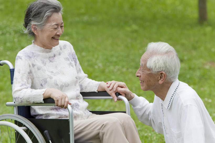 东方人,两个人,夫妻,坐,蹲,握手,笑,说,微笑,露齿笑,横图,室外,白天,正面,爱情,讨论,草地,草坪,植物,叶子,亚洲,阴影,朦胧,模糊,光线,工具,影子,绿叶,浪漫,小草,黄种人,草,树,树干,树木,树枝,绿色,天空,阳光,自然,轮椅,天,复健,康复,器械,嫩叶,恩爱,恋人,生长,晴朗,成长,医疗设备,枝叶,医疗器械,医疗工具,万里无云,辅助设备,交流,老年男性,老年女性,男人,男性,女人,女性,亚洲人,夫妇,情侣,叶,叶片,晴空,晴空万里,搀手,蹲着,沟通,讲话,交谈,拉手,商讨,手搀手,手拉手,手牵手,手握手,说话,谈话,坐着,半身,彩图,伴侣